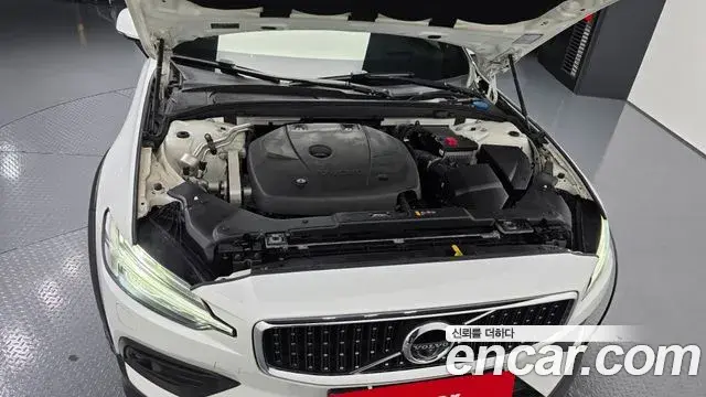 Volvo V60 Cross Country 2019 — ფოტო 8/20