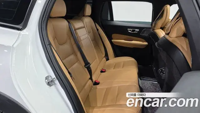 Volvo V60 Cross Country 2019 — ფოტო 13/20