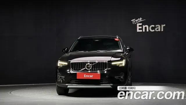 Volvo XC40 2023 — ფოტო 10/20