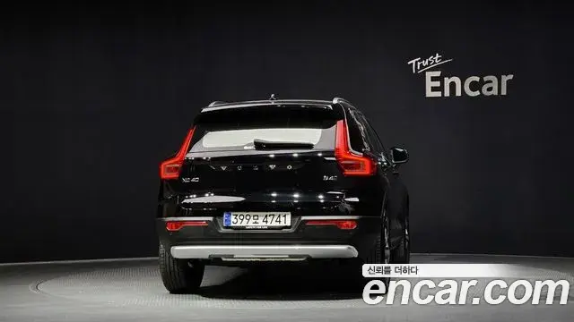 Volvo XC40 2023 — ფოტო 17/20