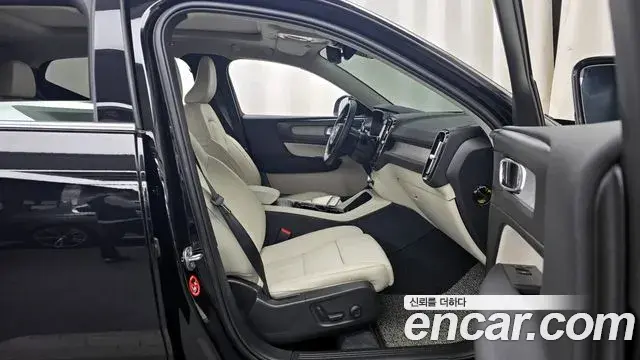 Volvo XC40 2023 — ფოტო 9/20