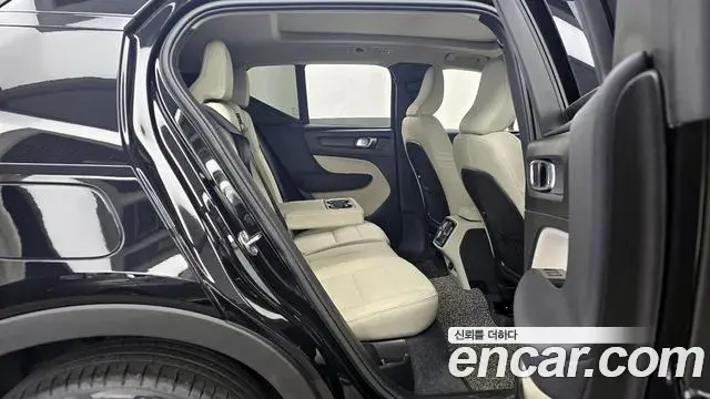 Volvo XC40 2023 — ფოტო 11/20