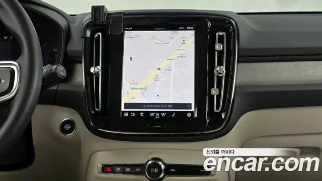 Volvo XC40 2023 — ფოტო 19/20