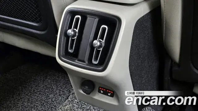 Volvo XC40 2023 — ფოტო 18/20