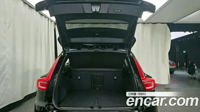 Volvo XC40 2023 — ფოტო 14/20