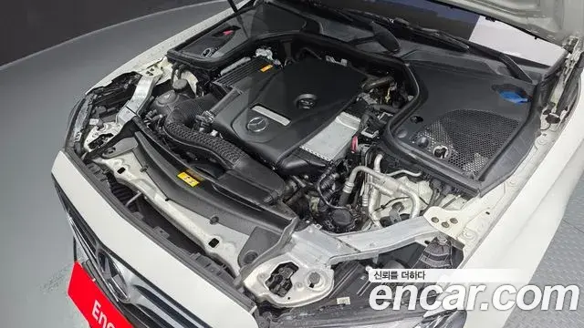 Mercedes-Benz E-Class 2018 — ფოტო 13/20