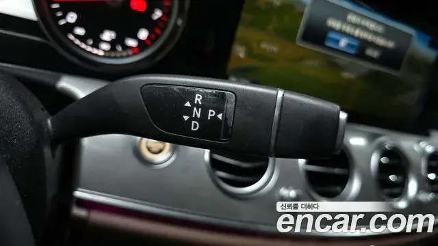 Mercedes-Benz E-Class 2018 — ფოტო 17/20
