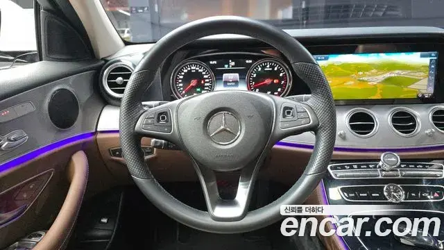 Mercedes-Benz E-Class 2018 — ფოტო 14/20