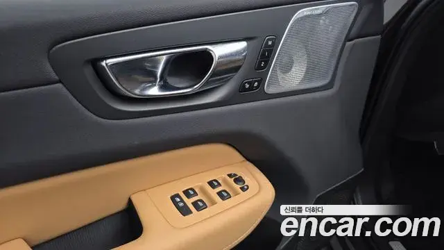 Volvo XC60 2024 — ფოტო 2/20