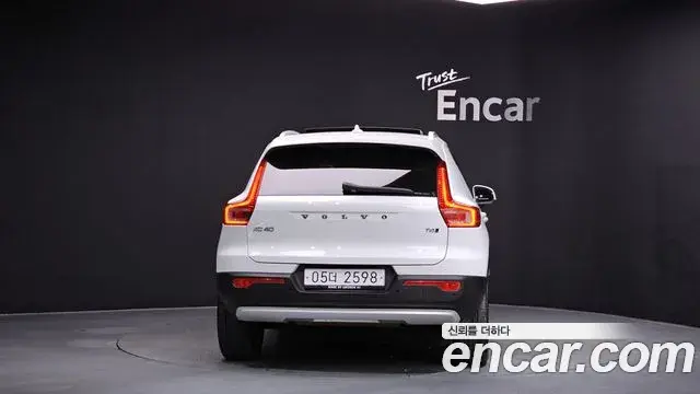 Volvo XC40 2019 — ფოტო 7/20