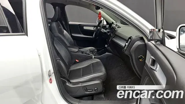 Volvo XC40 2019 — ფოტო 13/20