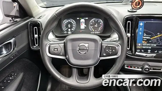 Volvo XC40 2019 — ფოტო 2/20