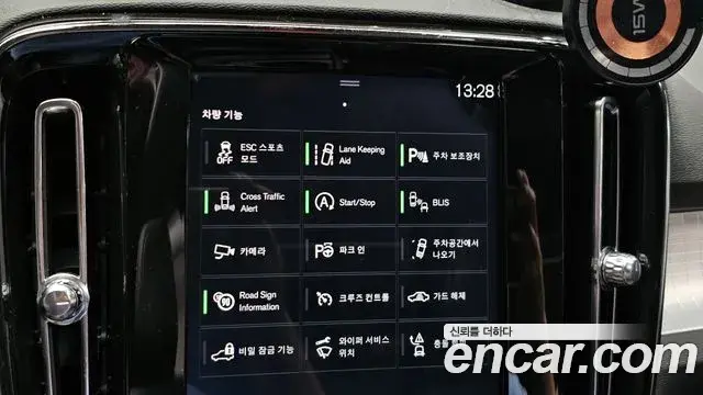 Volvo XC40 2019 — ფოტო 18/20