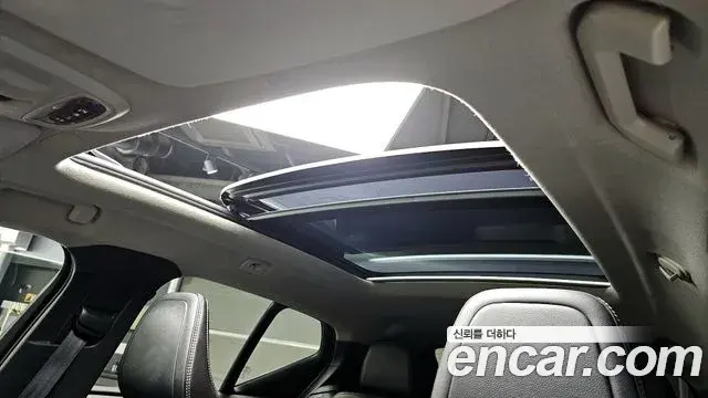 Volvo XC40 2019 — ფოტო 16/20