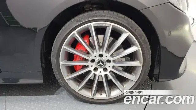 Mercedes-Benz E-Class 2019 — Photo 11/20