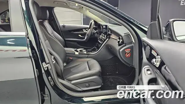 Mercedes-Benz C-Class 2019 — Photo 19/20
