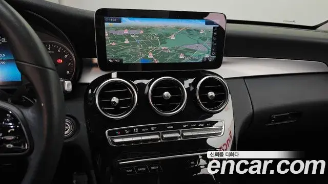 Mercedes-Benz C-Class 2019 — Photo 1/20