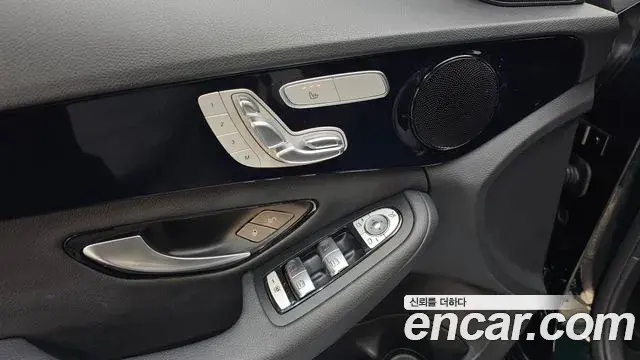Mercedes-Benz C-Class 2019 — Photo 6/20