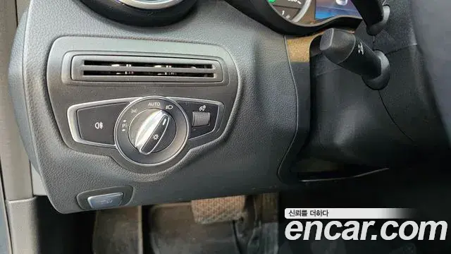 Mercedes-Benz C-Class 2019 — Photo 7/20