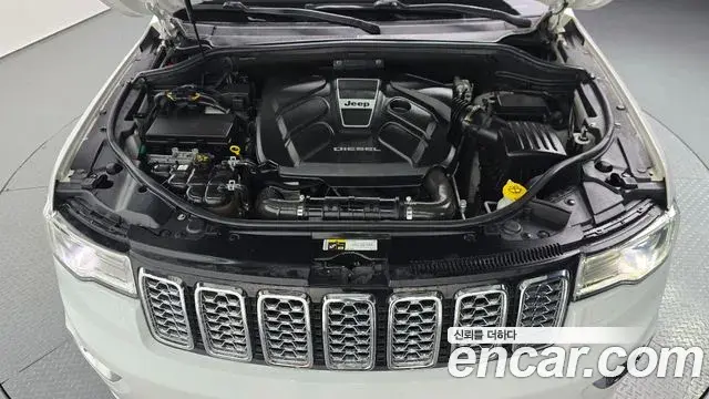 Jeep Grand Cherokee 2018 — ფოტო 13/20