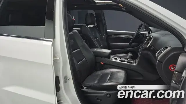 Jeep Grand Cherokee 2018 — ფოტო 16/20