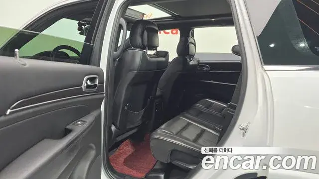 Jeep Grand Cherokee 2018 — ფოტო 6/20