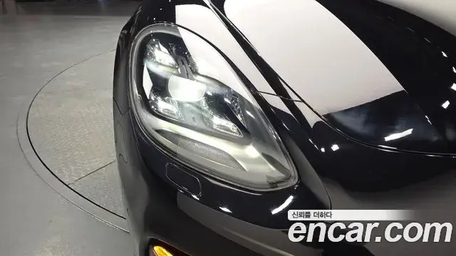 Porsche Panamera 2018 — Şəkil 23/30