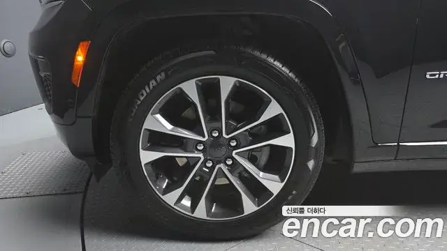 Jeep Grand Cherokee 2022 — ფოტო 14/32