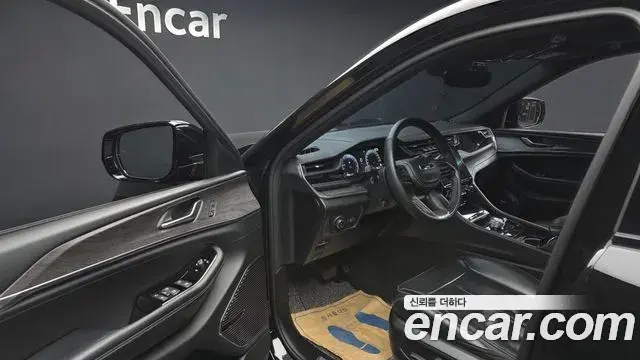 Jeep Grand Cherokee 2022 — ფოტო 31/32