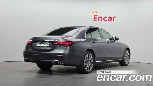 Mercedes-Benz E-Class 2022 — Photo 6/35