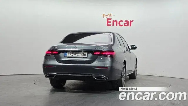 Mercedes-Benz E-Class 2022 — Photo 27/35