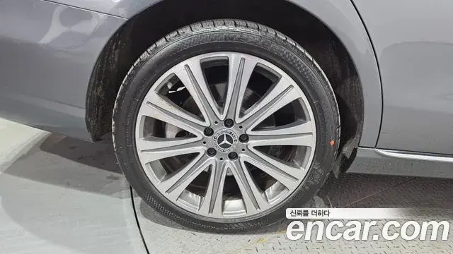 Mercedes-Benz E-Class 2022 — Photo 22/35