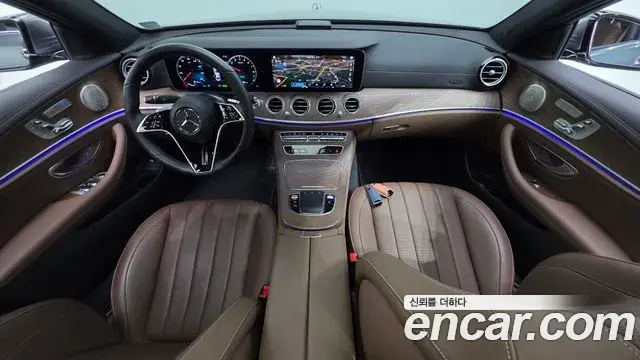 Mercedes-Benz E-Class 2022 — Photo 15/35