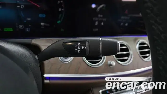 Mercedes-Benz E-Class 2022 — Photo 8/35