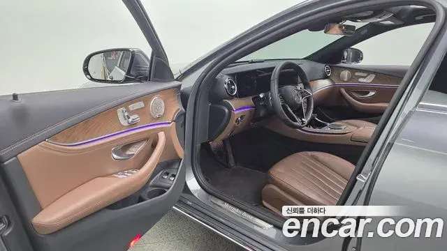 Mercedes-Benz E-Class 2022 — Photo 16/35