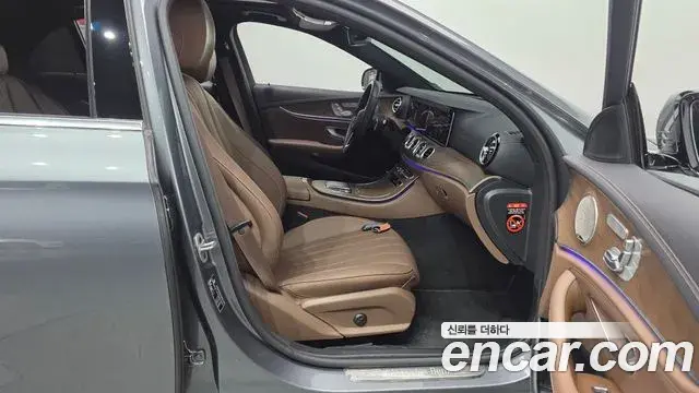 Mercedes-Benz E-Class 2022 — Photo 24/35