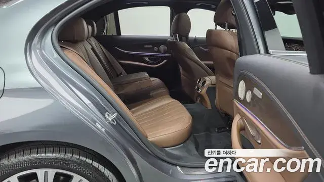 Mercedes-Benz E-Class 2022 — Photo 29/35