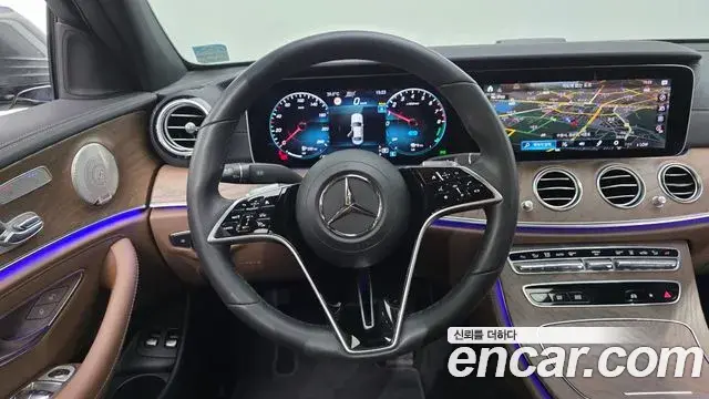 Mercedes-Benz E-Class 2022 — Photo 12/35