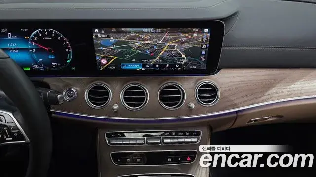 Mercedes-Benz E-Class 2022 — Photo 10/35