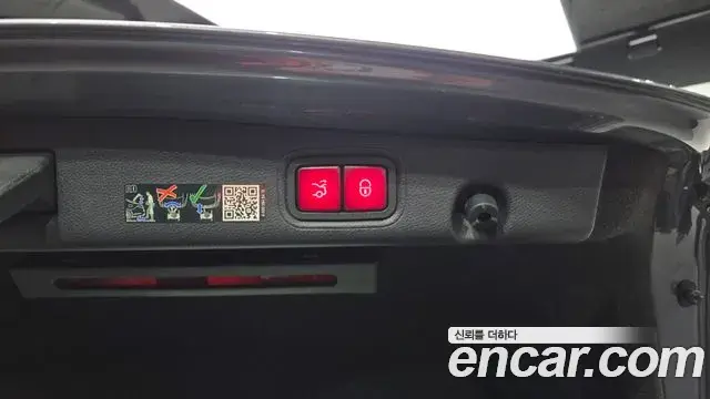 Mercedes-Benz E-Class 2022 — Photo 9/35