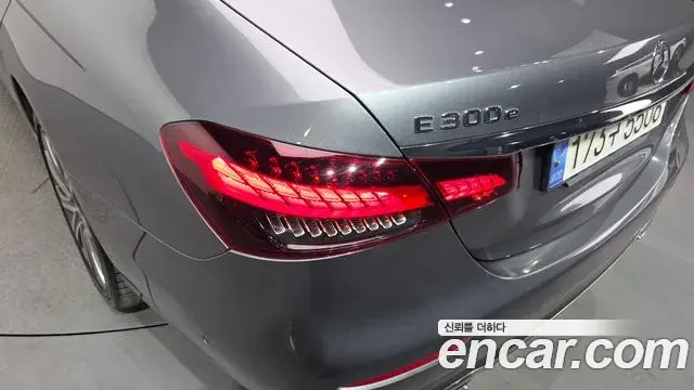 Mercedes-Benz E-Class 2022 — Photo 23/35