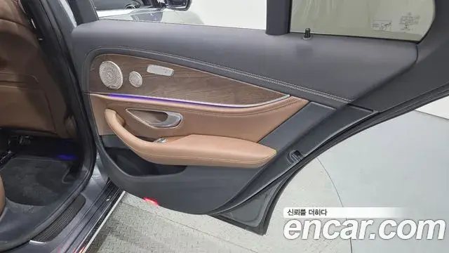 Mercedes-Benz E-Class 2022 — Photo 19/35