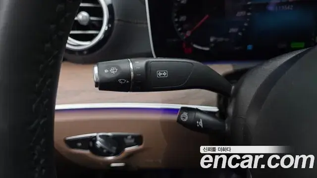 Mercedes-Benz E-Class 2022 — Photo 28/35