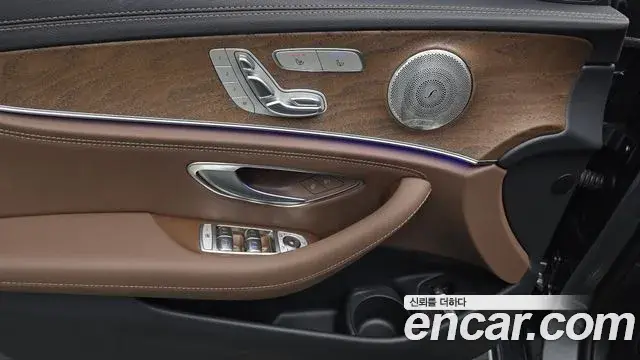 Mercedes-Benz E-Class 2022 — Photo 33/35