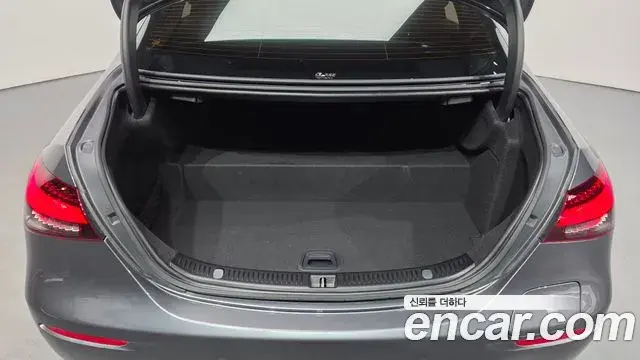 Mercedes-Benz E-Class 2022 — Photo 34/35