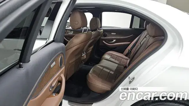 Mercedes-Benz E-Class 2021 — Фото 19/20