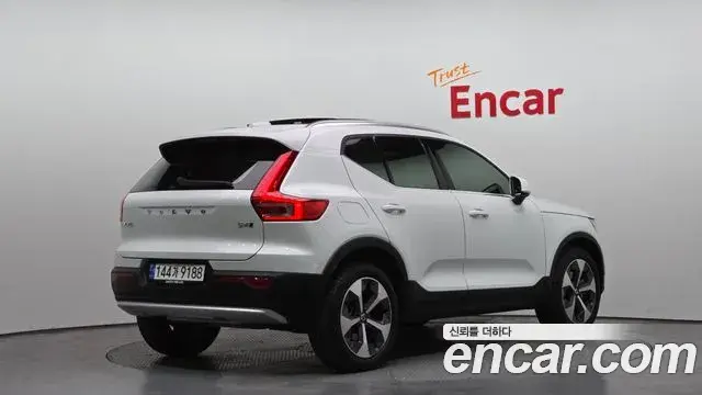 Volvo XC40 2022 — Фото 1/20