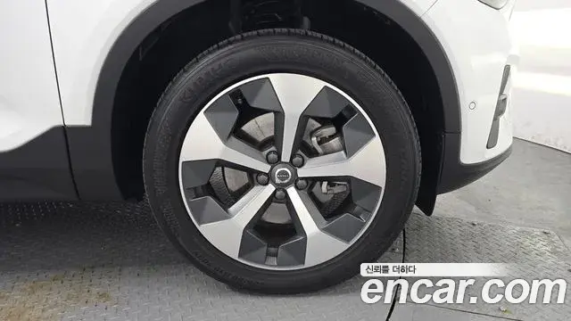 Volvo XC40 2022 — Şəkil 32/34