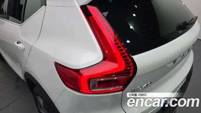 Volvo XC40 2022 — Şəkil 27/34
