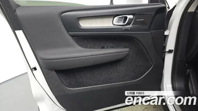 Volvo XC40 2022 — Şəkil 12/34